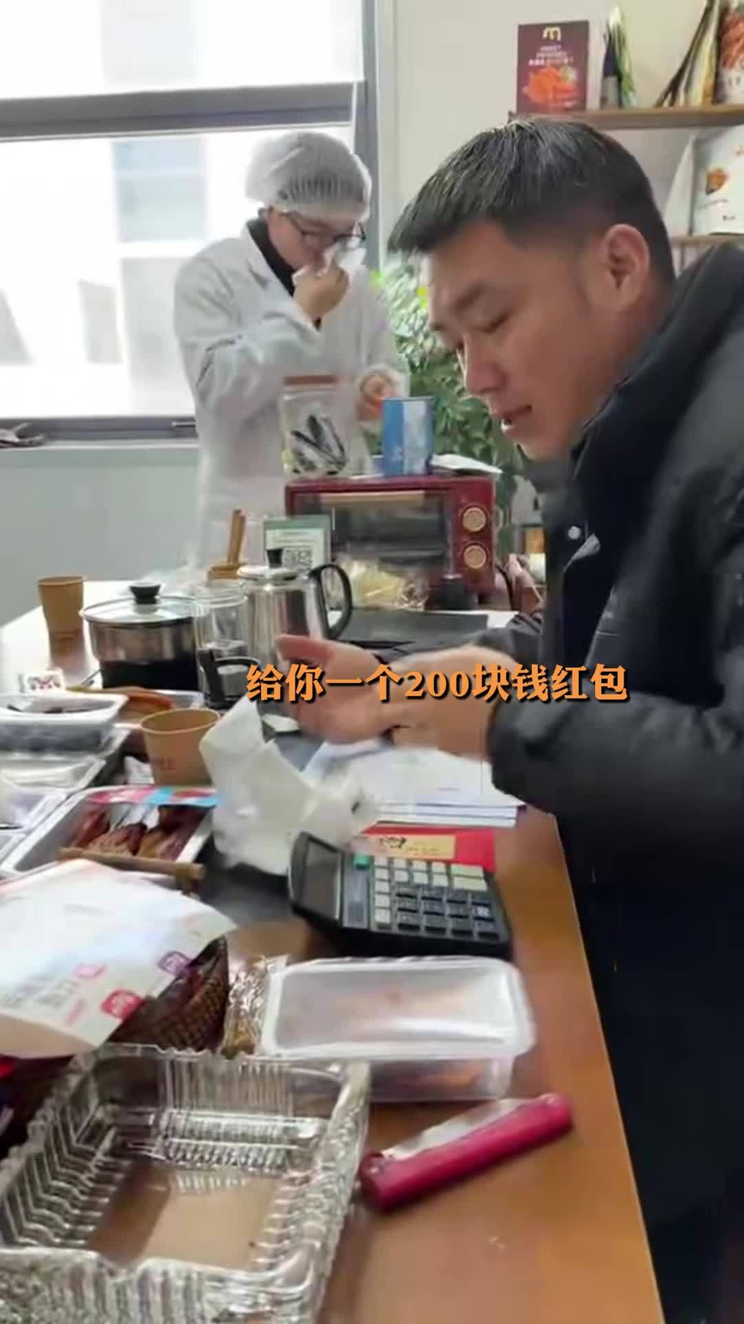 大姐临下班发现产品包装有问题，独自加班到凌晨6点返工