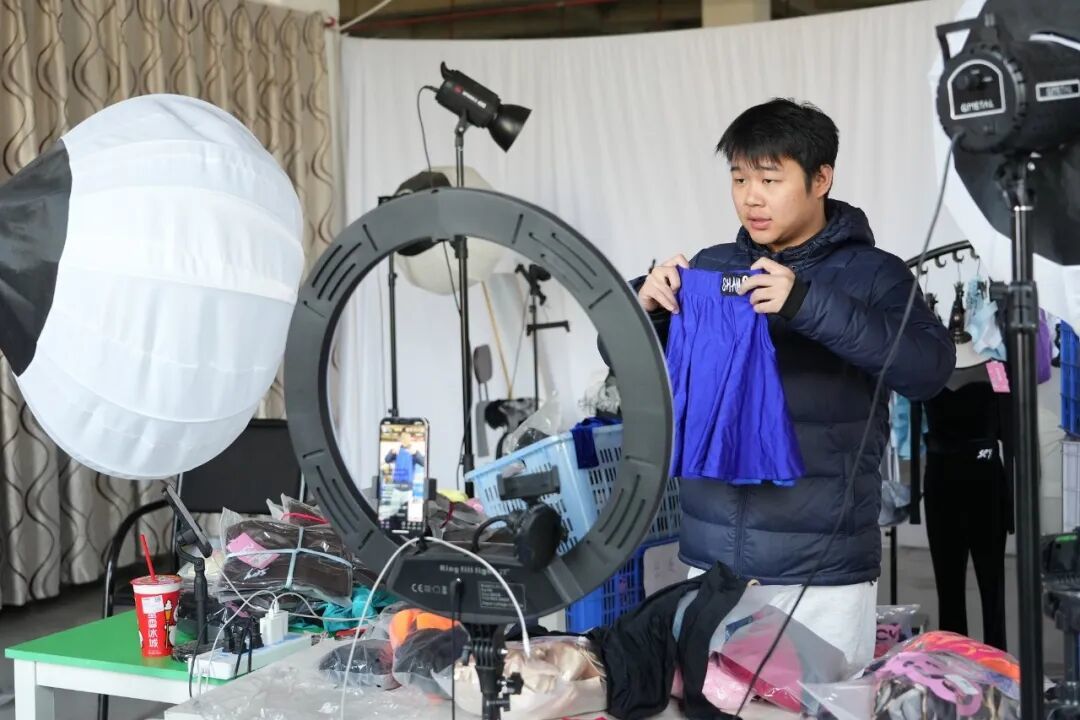 江西隆湖舞舞网络科技有限公司主播直播带货,展示多款舞蹈服饰