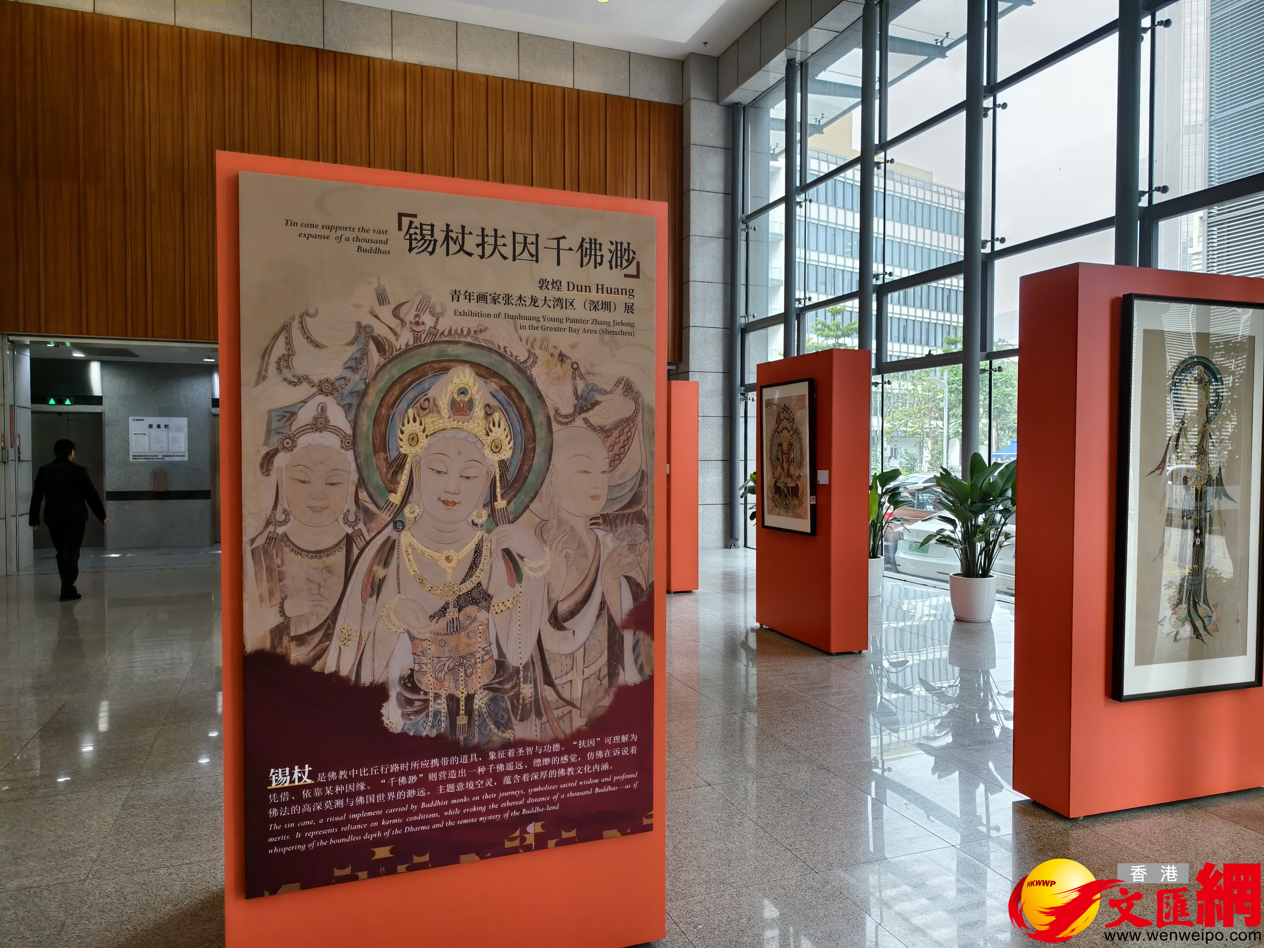 當天最吸睛的莫過於敦煌青年畫家張傑龍帶來的敦煌文化互動季的開幕畫展——《錫杖扶因千佛渺》，30多幅畫作臨摹了敦煌莫高窟中的壁畫，細節還原度極高，精美絕倫。記者　胡永愛攝