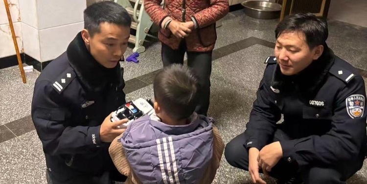 湖北萌娃怀揣玩具警车走失 民警开“同款”警车送归凤凰网湖北_凤凰网
