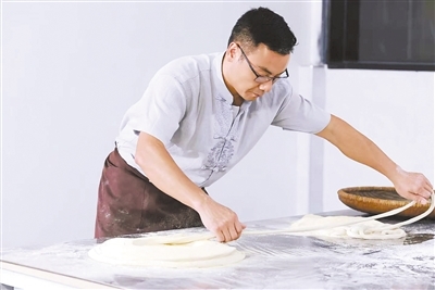 陈小余在制作挂面