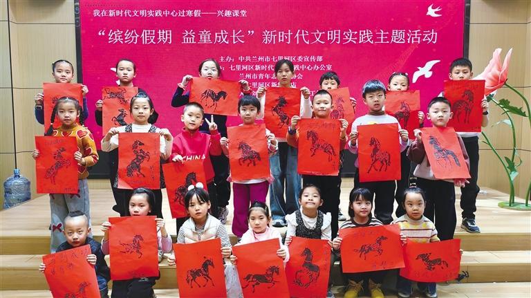 “缤纷假期　益童成长”主题活动中，孩子们在展示才艺。周栋楠　摄