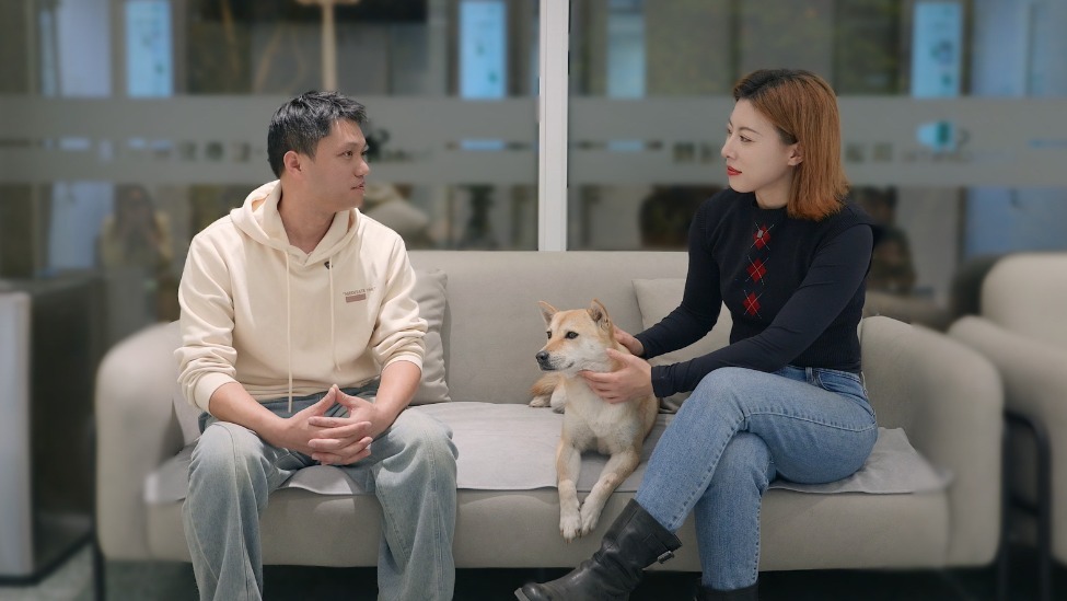 “顶流狗演员”经纪人随身携带打狗棍：主要用来防没拴绳的狗