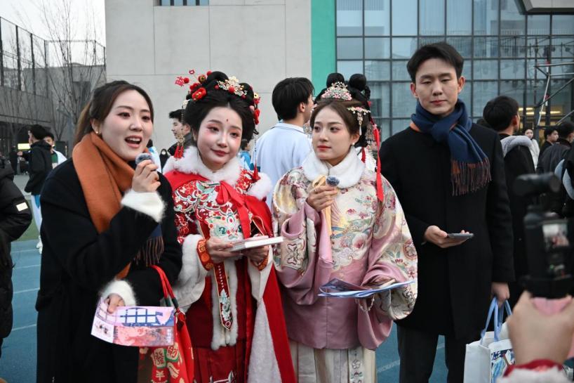 十二時(shí)辰流轉(zhuǎn) 傳統(tǒng)文化進(jìn)校園：一場古今交融的迎新春游園會(huì)讓美育落地生根