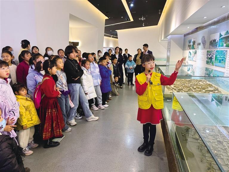 “小小讲解员”正在讲解　马艳玲　摄