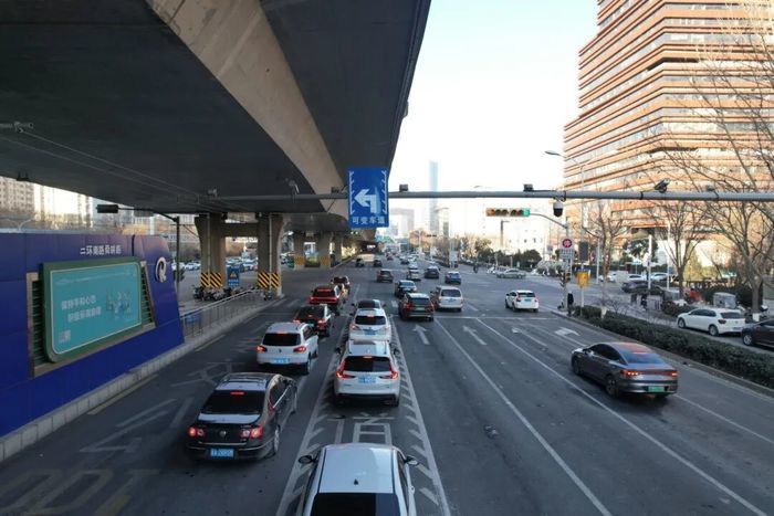 △早晚高峰可变车道为左转