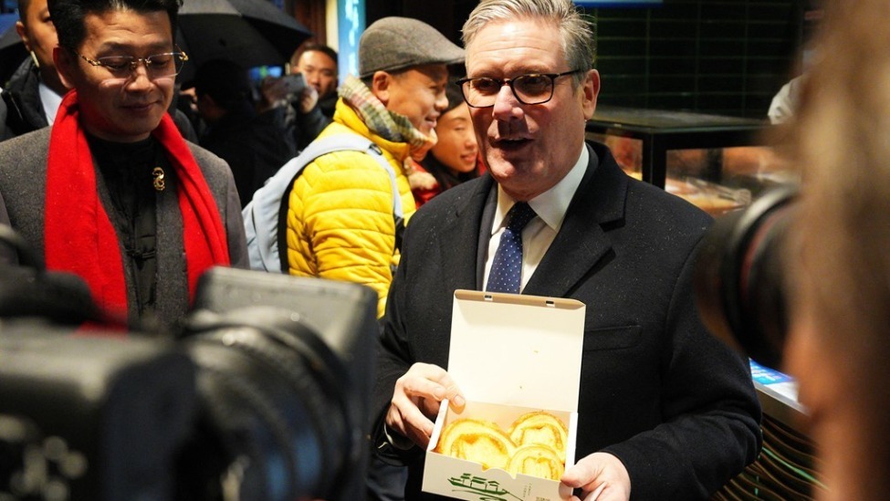 斯塔默游览豫园,与英伦主题灯笼合影