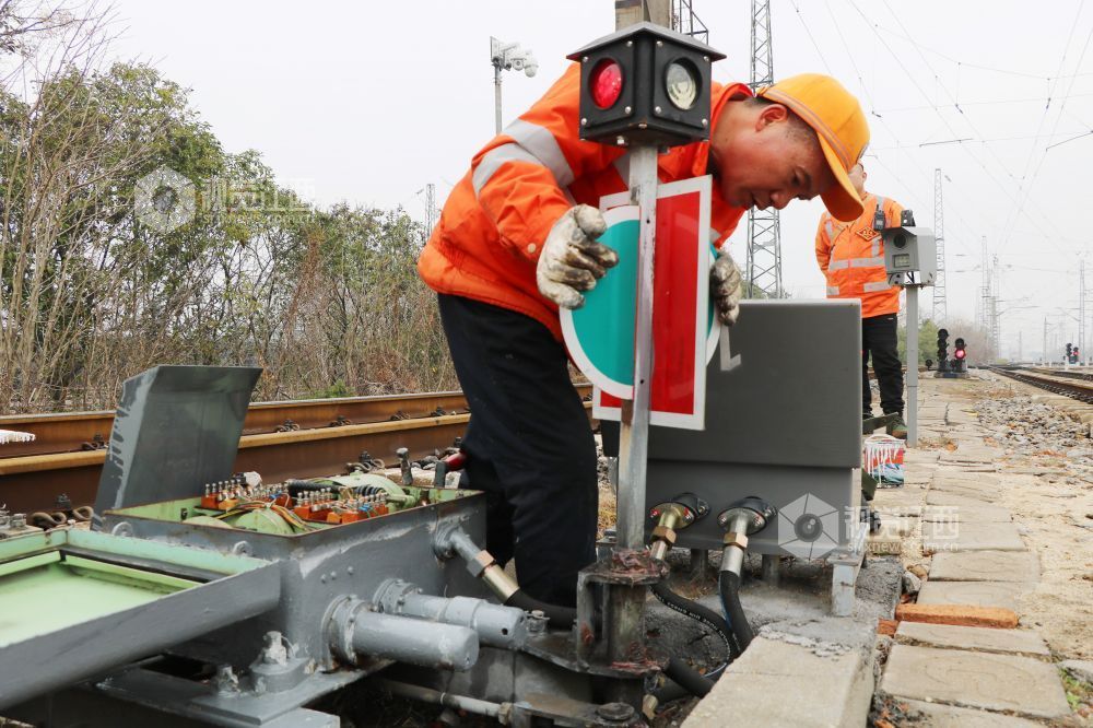 南铁南昌南车辆段为铁路行车设备“体检”迎战春运（图）