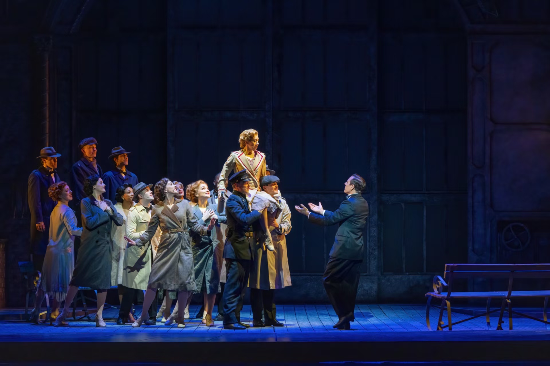 新春看大戏！伦敦西区原版音乐剧《雨中曲》正月初三登陆青岛，6吨“真雨”重现好莱坞黄金时代