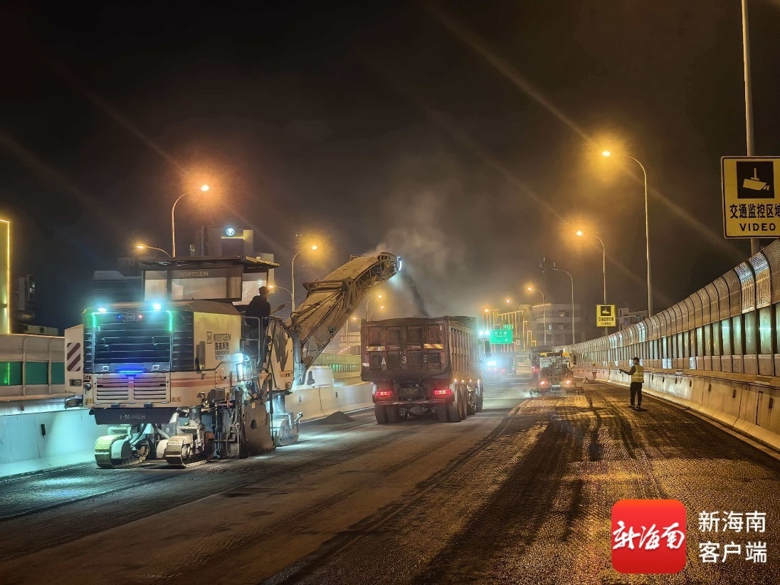 海秀快速路沥青翻新施工现场。记者 李文韬 摄