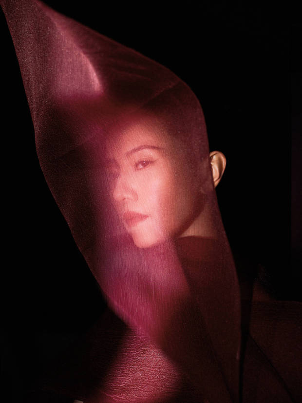 高圆圆拍氛围感大片，女神范儿十足。