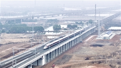 1月26日，铁路唐村线路所正式开通。图为列车平稳驶过新建设唐村线路所。