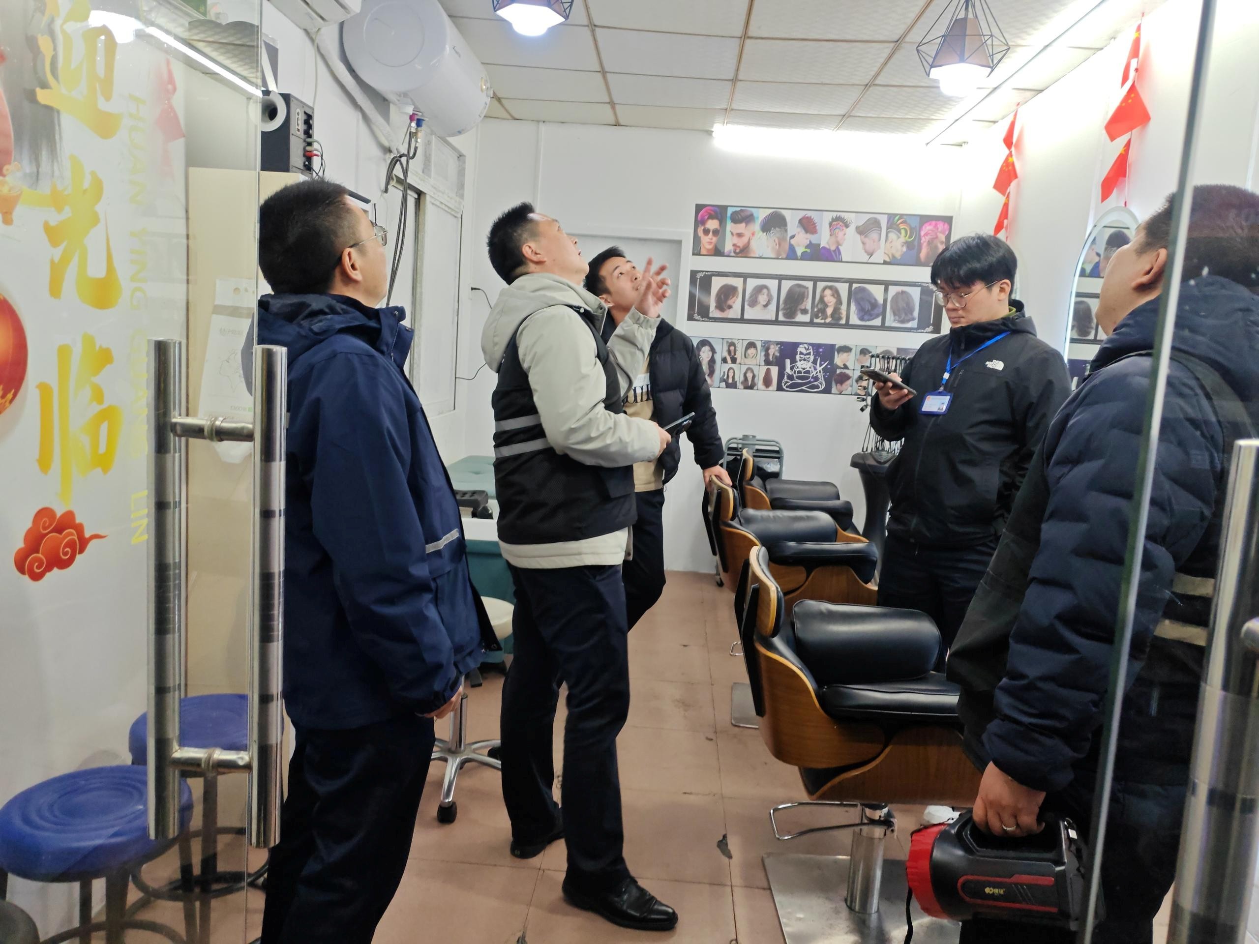 大浪街道深化“网格+楼栋长”联动机制，夜间巡查筑牢岁末年初“安全屏障”