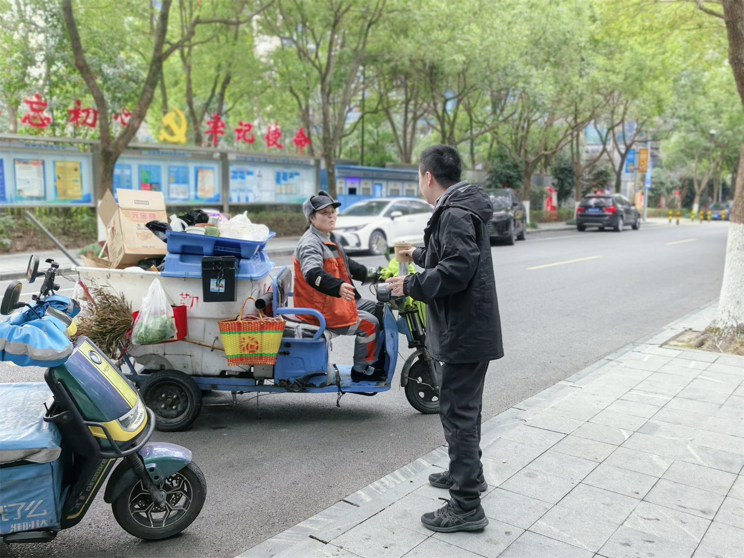 粥香暖寒冬 情系守护者——鄞州区福明街道江城未来社区联合爱心伙伴为一线分类劳动者送上腊八温情