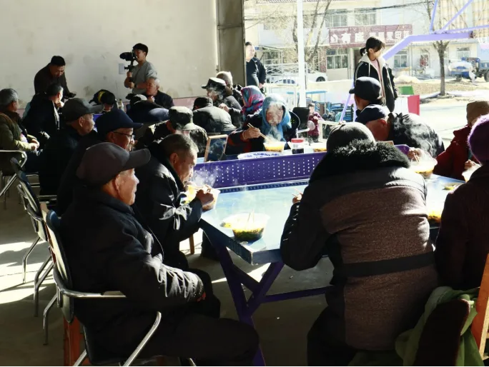 老人围坐一堂品尝牛肉面