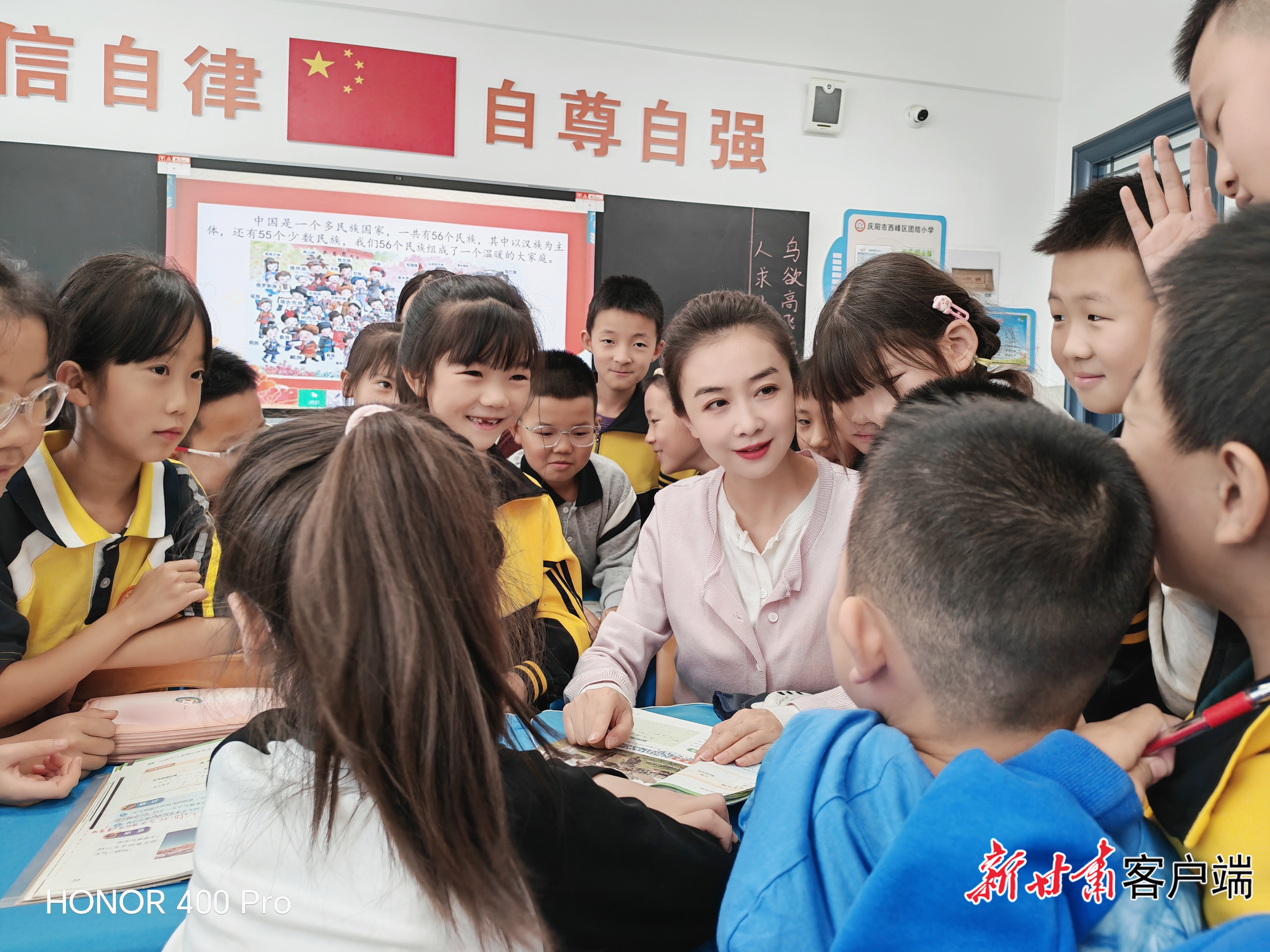 马艳红和孩子们在一起