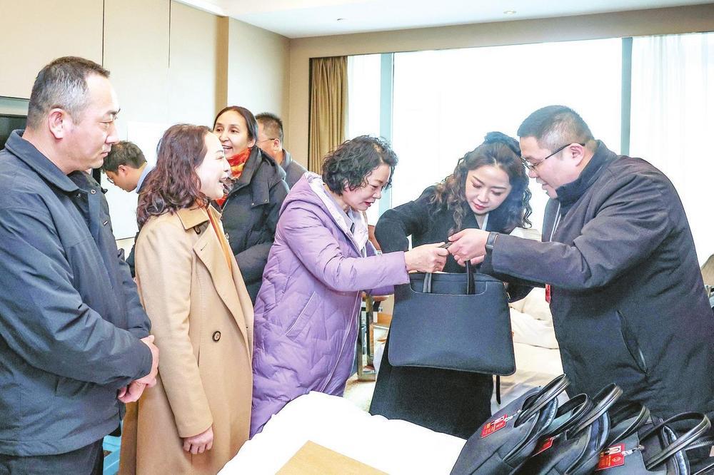 1月25日，出席省十四届人大四次会议的人大代表抵达兰州，向大会报到。新甘肃&middot;甘肃日报记者　田蹊　摄