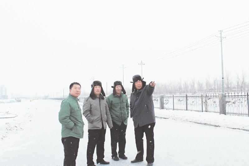 图为心连心集团董事长刘兴旭(右一)和总经理张庆金(左二)在新疆调研农民春耕用肥需求