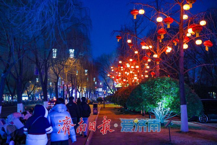 红灯笼缀满明湖岸 泉城夜色年味浓