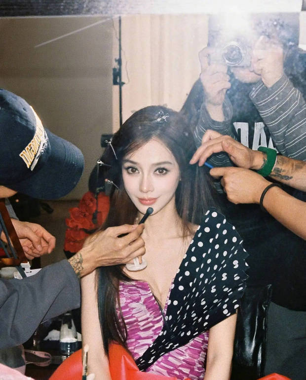 杨颖端坐补妆，温柔又灵动。