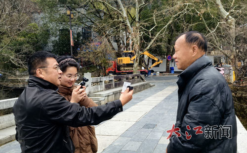 本报记者采访救人者之一、商户汪德冠（右）。