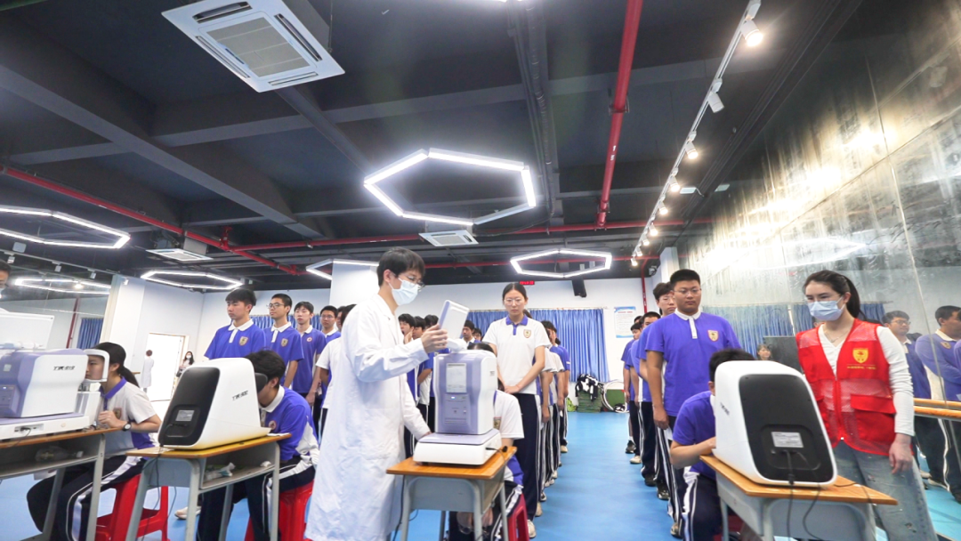 △深圳市儿童青少年入校智能化近视筛查现场。