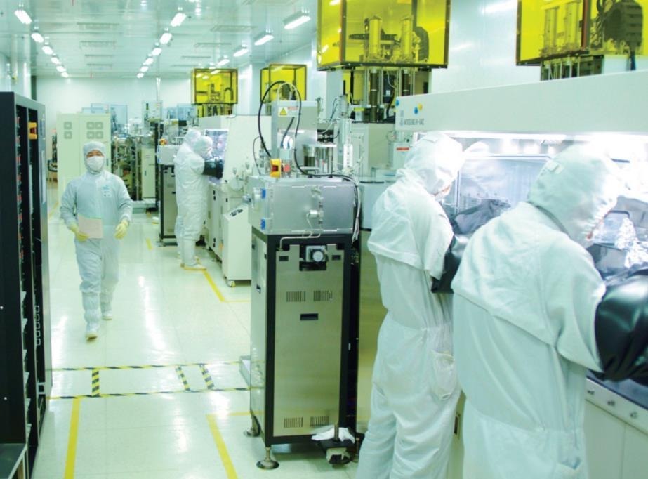 陕西莱特光电材料股份有限公司千级超净无尘室内,工程师在操作蒸镀机,进行OLED发光器件的制备和封装。 受访者供图