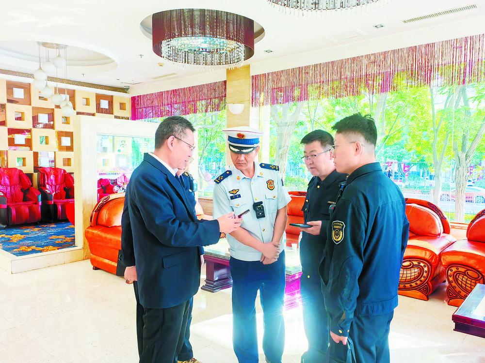 行政执法部门通过“陇上e企查”涉企行政检查系统开展扫码入企工作（资料图）