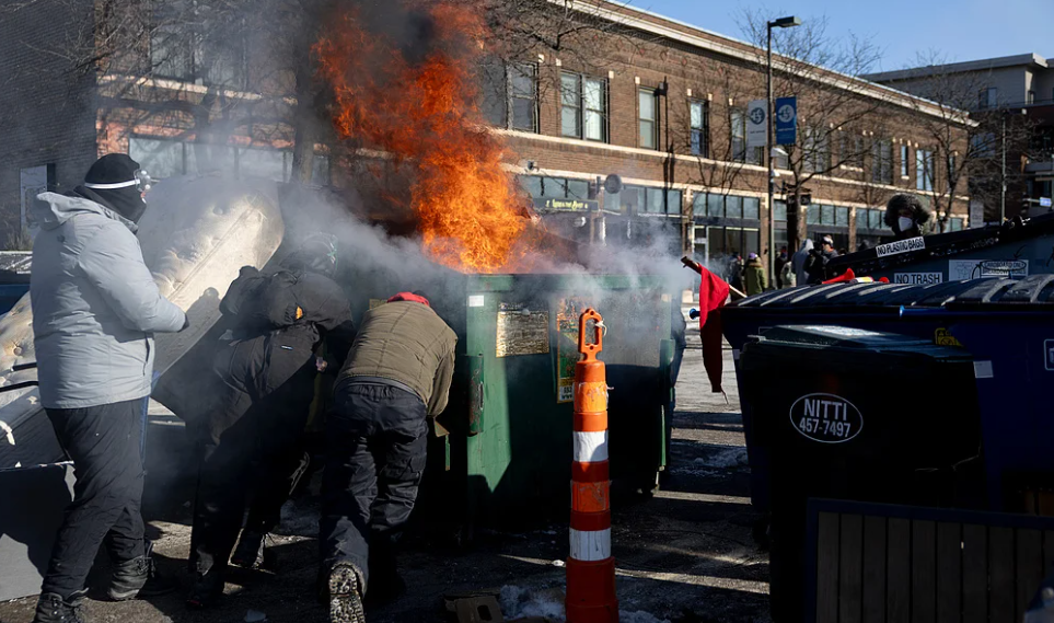 凤凰晚报|2名村民7次性侵,山西女硕士“被收留”的13年
