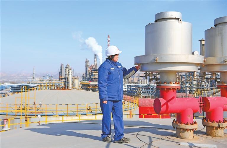 工作人员介绍改造后的储罐呼吸阀　本版摄影：新甘肃&middot;甘肃日报记者　丁凯