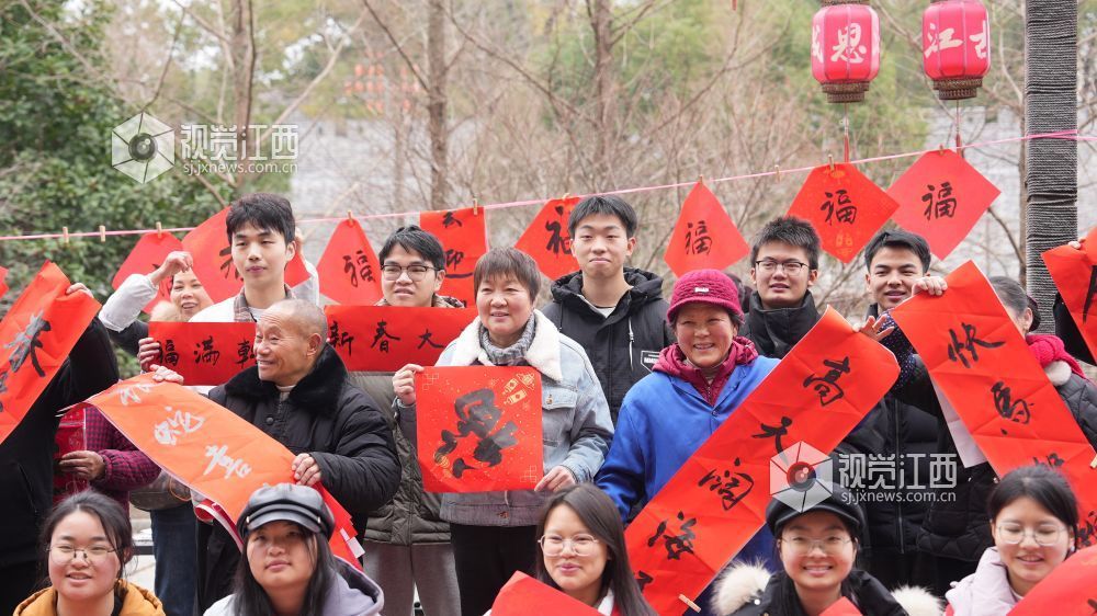 1月29日，江西省永丰县恩江镇塘仔角开展“迎新春 写春联 送祝福”活动，把浓浓的年味和新春的祝福送到社区居民群众的手中、心上。