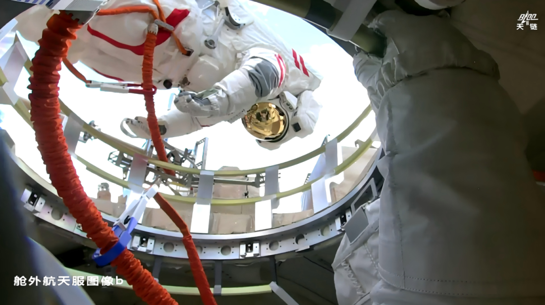 舱外航天服国产化摄像机拍摄的航天员出舱画面