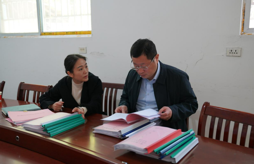 贵溪市纪委监委坚持问题导向和目标导向,围绕打通“五图合一”数据库、抓实线下测量、及时组织群众评议等关键环节开展监督检查,确保资源确权登记落地落细,让群众满意。图为该市纪委监委在泗沥镇开展资源确权登记专项监督检查。姚芳泽 摄