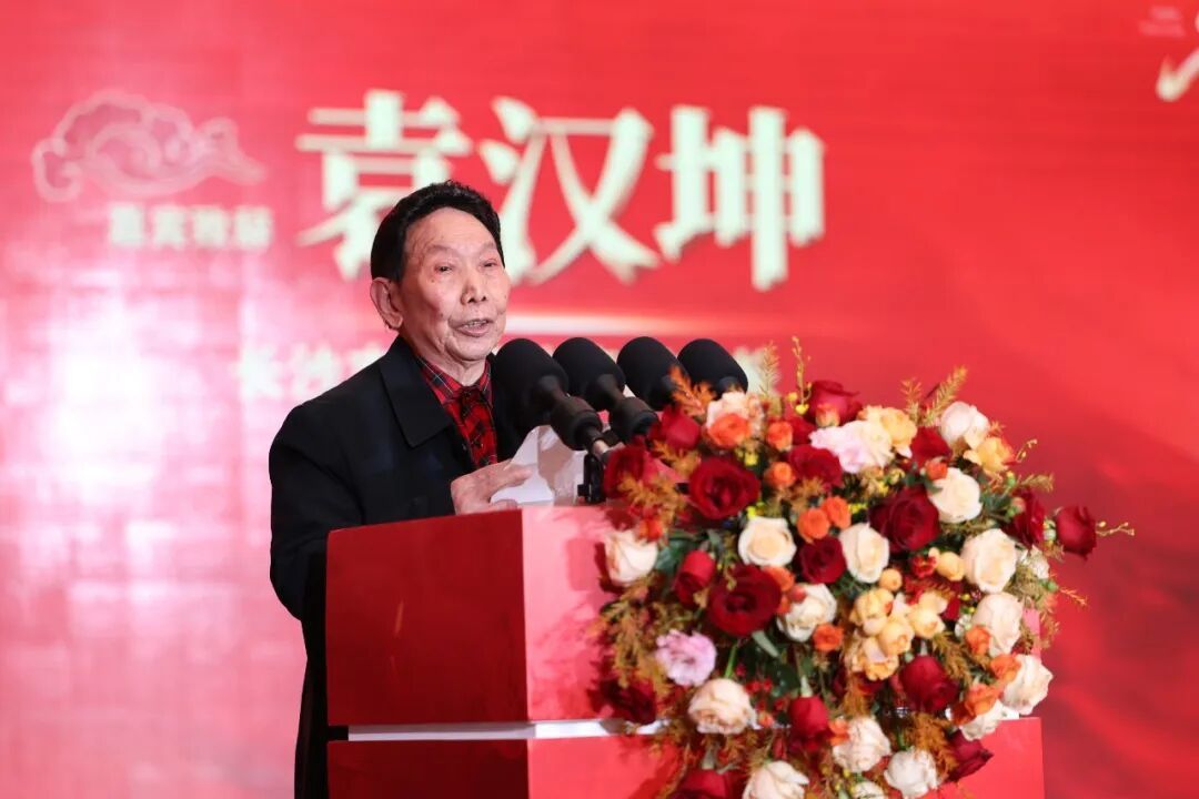 ▲长沙市人民政府原市长袁汉坤致贺词