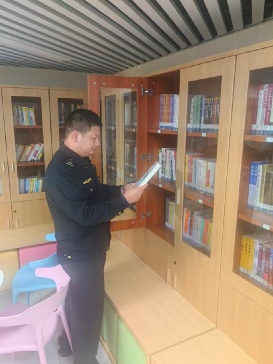 执法人员对书店开展现场检查。