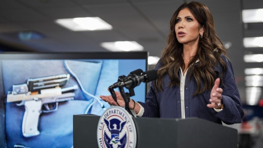 美国国土安全部部长克里斯蒂·诺姆现在因发布有误导性的煽动信息遭到抨击。她曾声称遭枪击身亡的美国公民亚历克斯·普雷蒂意图“屠杀”执法人员。