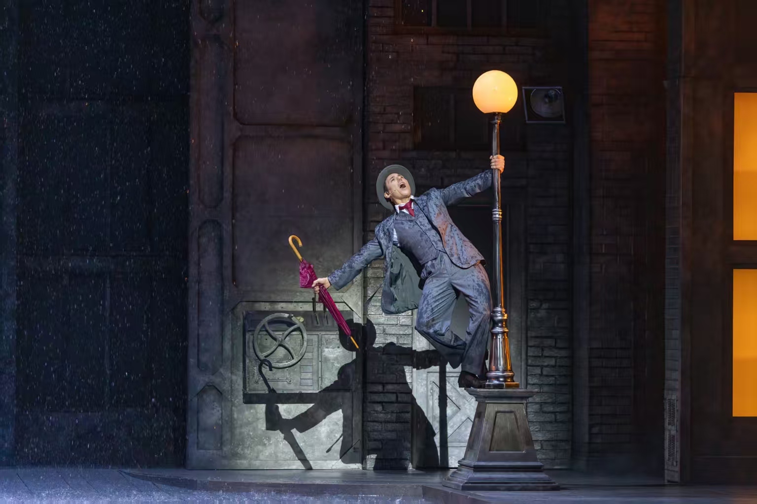 新春看大戏！伦敦西区原版音乐剧《雨中曲》正月初三登陆青岛，6吨“真雨”重现好莱坞黄金时代