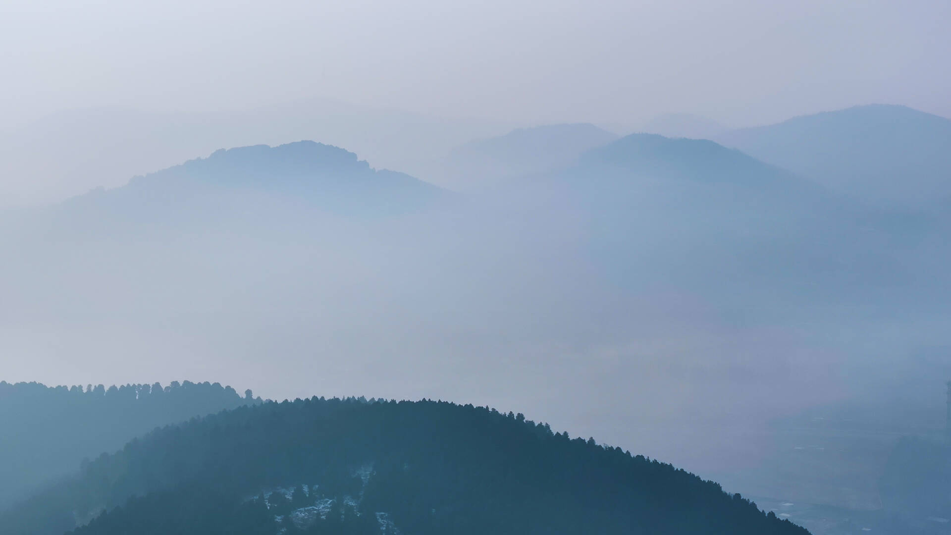 冬日枣庄群山云雾缭绕，宛如一幅水墨画卷