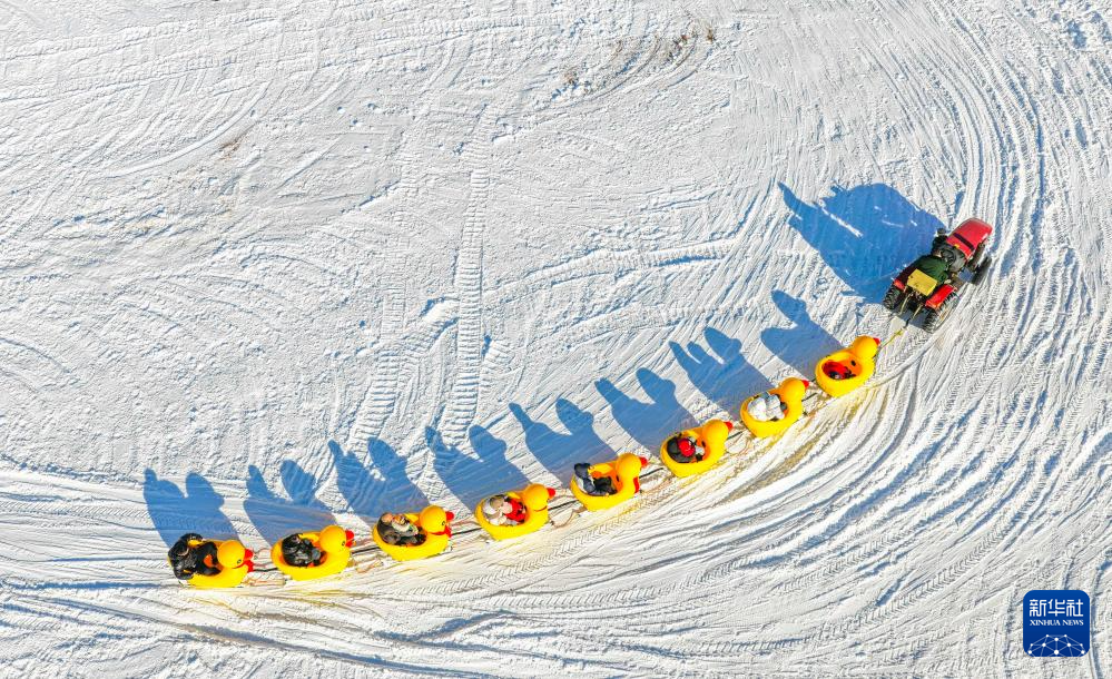 1月23日，游客在凤凰山景区冰雪乐园乘坐雪地大黄鸭游玩（无人机照片）。