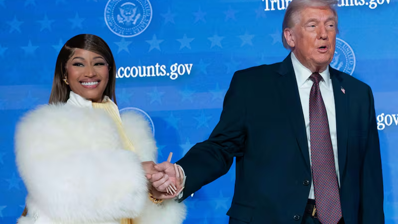 “麻辣鸡”和特朗普手牵手亮相，称自己是“头号粉丝”