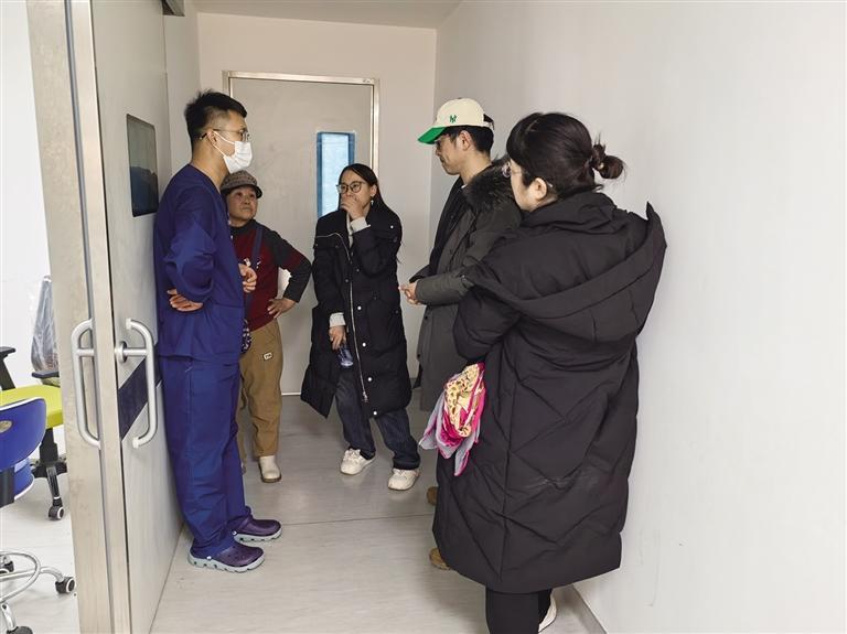 鲍阿姨（左二）一家和医生商讨赵大爷的治疗方案