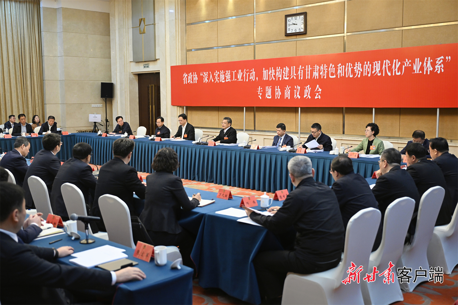 1月28日,政协甘肃省十三届四次会议举行专题协商议政会。省委副书记、省长任振鹤到会听取意见建议并讲话。新甘肃·甘肃日报记者 盛学卿