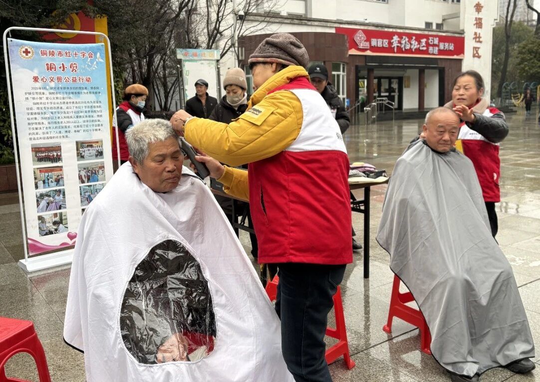 图为幸福社区开展公益爱心义剪活动。丁榕 摄