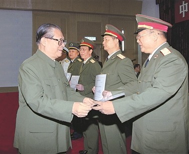 2000年6月21日,江泽民同志在中央军委晋升上将军衔警衔仪式上为廖锡龙同志颁发命令状。