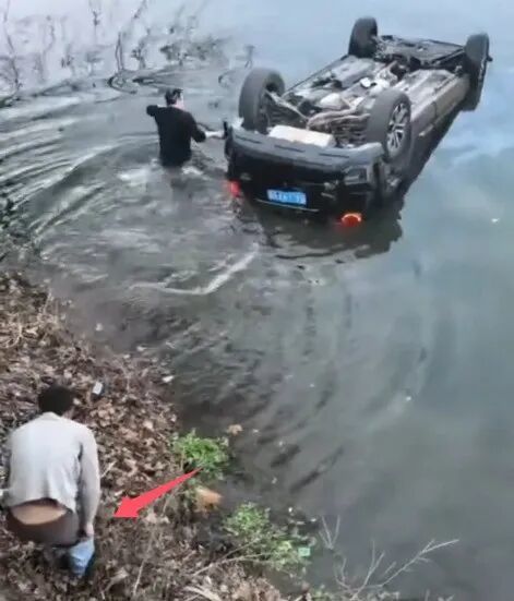 赖跃龙脱下外衣准备跳河施救。