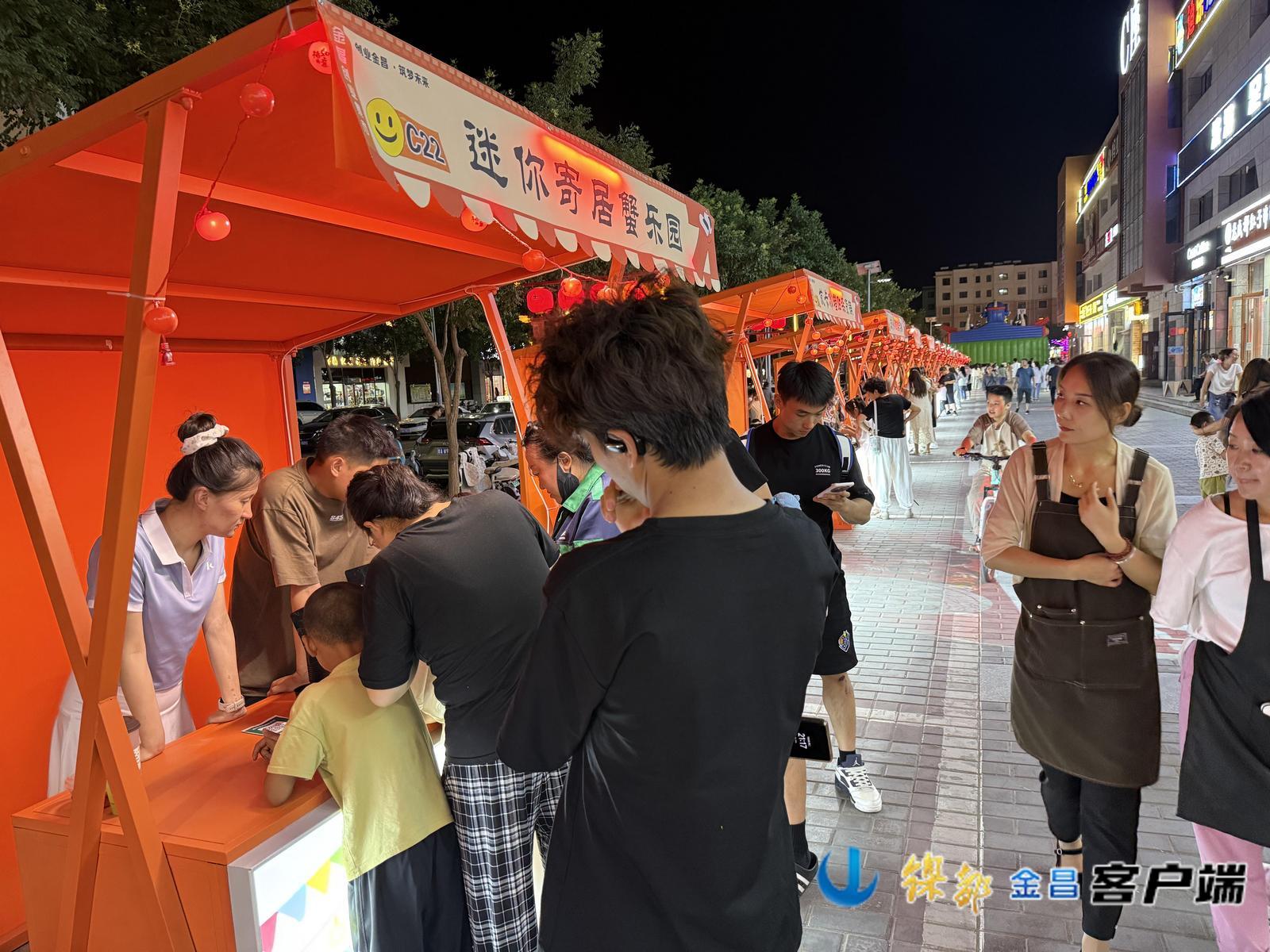 △创业集市上市民在摊位前排队购买