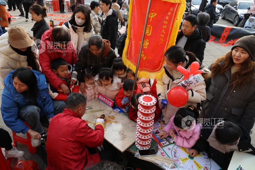 江西新余:非遗年货走俏社区(图)