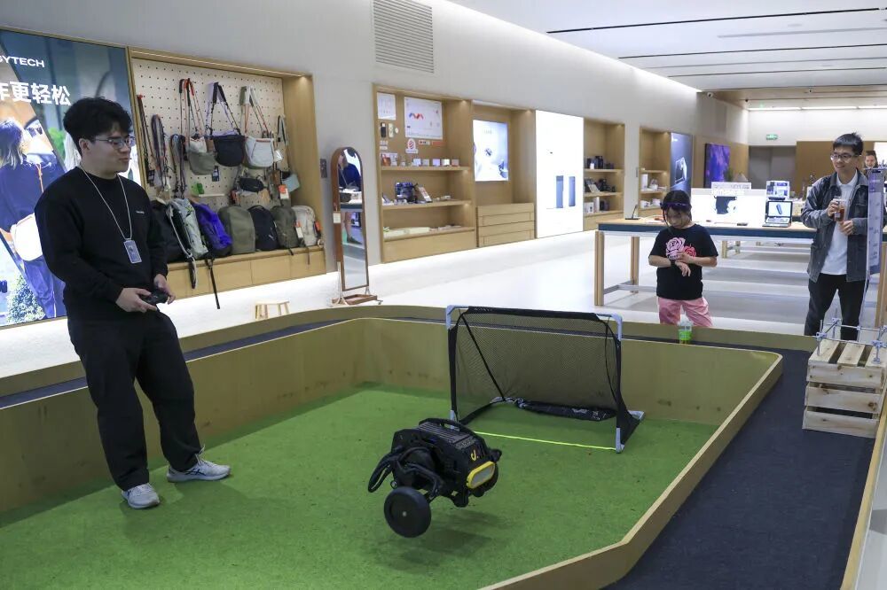 1月5日，顾客在深圳市南山区的INNO100全球创新旗舰店观看机器人产品演示。新华社记者 毛思倩 摄