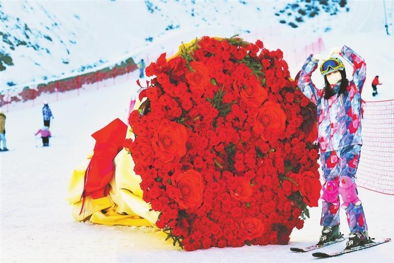 游客在永靖县抱龙山凤凰岭国际滑雪场巨大的花束旁拍照留念