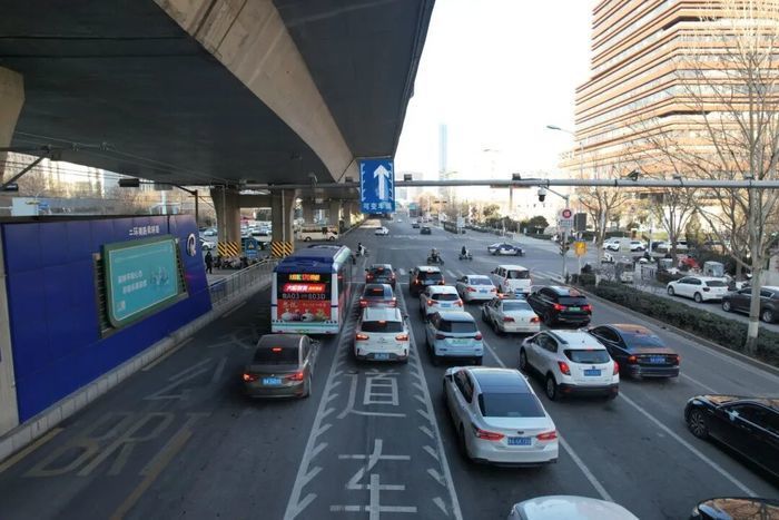 △平峰可变车道为直行